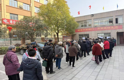 特困補(bǔ)助暖民心 企業(yè)擔(dān)當(dāng)顯溫情——荊門(mén)市中荊置業(yè)扎實(shí)開(kāi)展困難職工幫扶工作(1)151.png